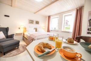 a hotel room with a table with food and drinks at Apartment Wasenberg in Willingshausen