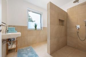 a bathroom with a shower with a sink and a window at Auszeit am Wiehengebirge in Bad Essen +22 photos