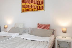 a bed in a room with two lamps on tables at Auszeit am Wiehengebirge in Bad Essen