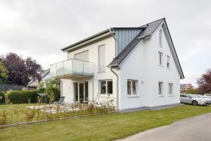 a white house with a glass facade at Auszeit am Wiehengebirge in Bad Essen