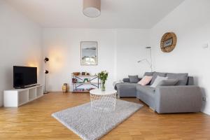 a living room with a couch and a tv at Auszeit am Wiehengebirge in Bad Essen