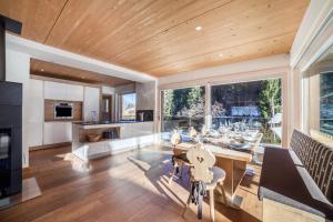 a living room with a table and a large window at Chalet de Ultimis in Ultimo