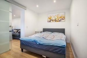 a bedroom with a bed and a painting on the wall at Ferienwohnung Manthei in Kluis