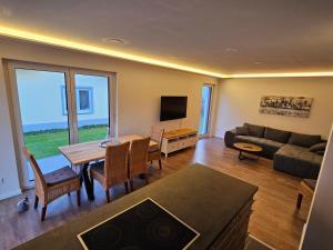 a living room with a couch and a table at Ferienwohnung Auszeit in Solnhofen