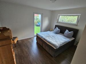 a bedroom with a bed and a window at Ferienwohnung Auszeit in Solnhofen