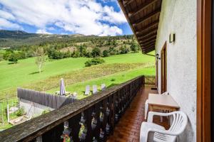 a balcony with a table and chairs and a view at Fichtenhof Wohnung Enzian in Tarces