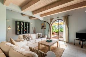 a living room with a couch and a table at Chalet Azzurro in Trequanda