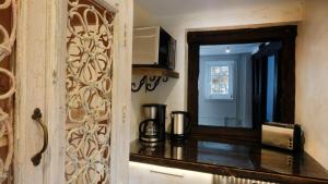 a kitchen with a mirror on the wall at Haus Auenland in Groß Felda