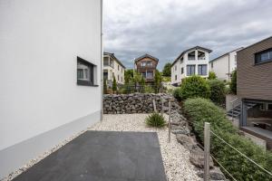 a courtyard of a house with a stone wall at Ferienhaus Sonnenwind Hainer See Eg in Neukieritzsch