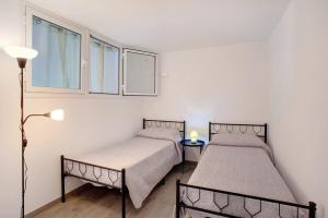 two beds sitting next to each other in a room at G House Dolceacqua in Dolceacqua