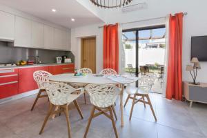 a kitchen and dining room with a table and chairs at Villa Petala in Albufeira