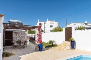 a villa with a swimming pool and a house at Villa Petala in Albufeira