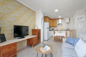 a living room with a couch and a tv at Legado Marino in Santa Pola