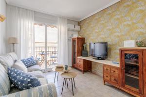 a living room with a couch and a tv at Legado Marino in Santa Pola