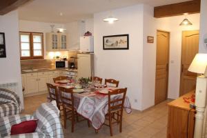 a kitchen and dining room with a table and chairs at Gîte La Briqueterie 3 Épis in Quesnoy-le-Montant