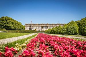 a garden with pink flowers in front of a building at Ferienwohnung Antretter **** in Neubeuern