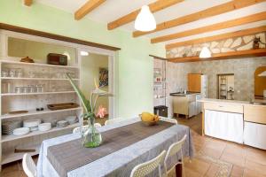 a kitchen and dining room with a table and chairs at Casa Las Flores in Moya