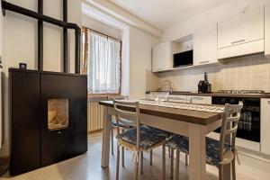 a kitchen with a table and chairs in a room at Appartamenti Panelatti in Bono