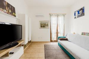a living room with a television and a couch at Casa Rimedia in Solanas