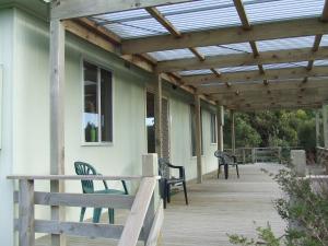 eine Pergola auf einer Veranda eines Hauses in der Unterkunft Bushland Retreat in Cape Bridgewater