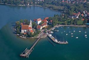 an island in the middle of a lake with boats at Ferienhaus Moos in Wasserburg