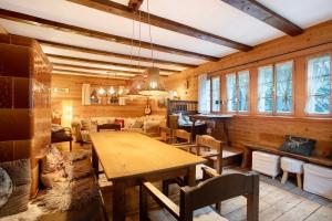 a dining room with a table and chairs at Zähringer Hütte in Feldberg