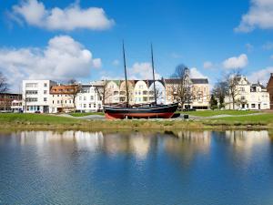 a boat sitting on the shore of a body of water at Haus Lechner in Cuxhaven