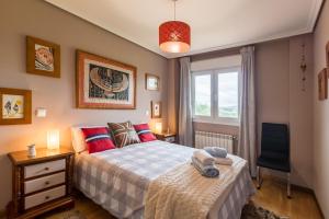a bedroom with a bed and a window at El Rincón de Agüero in Agüero