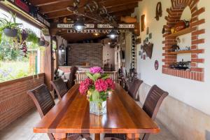 a wooden table with a vase of flowers on it at El Rincón de Agüero in Agüero