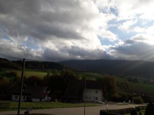 a view of a house with mountains in the background at Ferienwohnung Köppl in Lam