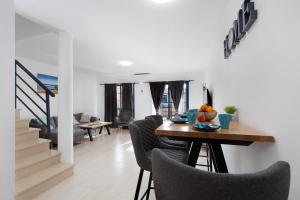 a dining room and living room with a table and chairs at Casa Otoño in Lajita