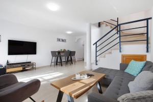 a living room with a couch and a table at Casa Otoño in Lajita