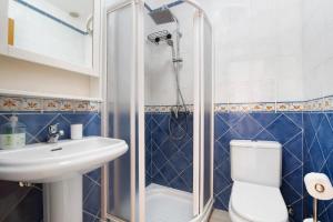 a bathroom with a shower and a toilet and a sink at Casa Otoño in Lajita +21 photos