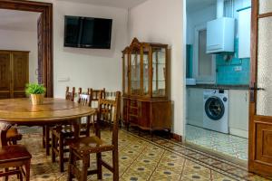 a kitchen and dining room with a table and a washing machine at Pio in Tremp +13 photos