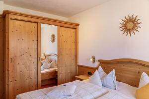 a bedroom with a bed and a large mirror at Alpenblick Tilly - Fewo Lautersee 3 in Krün