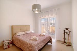 a bedroom with a bed with two towels on it at Royal Cabanas Golf 89 in Cabanas de Tavira +21 photos