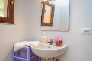a bathroom with a sink and a mirror at Vecchio Marino H4 in Palau