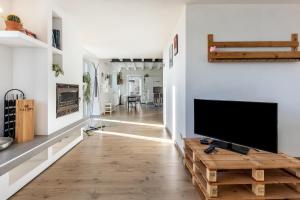 a living room with a flat screen tv on a wall at La Casa In Collina Con Vista in Grezzana