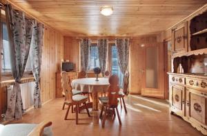a dining room with a table and chairs at La Maison du Bonheur Lillaz in Cogne