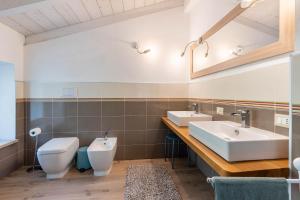 a bathroom with two sinks and a toilet at La Casa In Collina Con Vista in Grezzana +22 photos