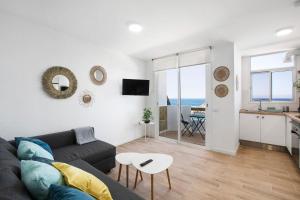 a living room with a couch and a table and a kitchen at Mypris Home 2 in Tacoronte
