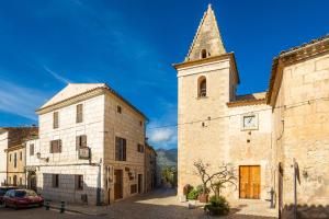 an old building with a tower and a church at Apartamento Can Roses in Moscari
