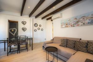 a living room with a couch and a table at Apartamento Can Roses in Moscari