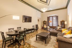 a living room with a couch and a table at Casa Palma 12 in Vilafranca del Penedès