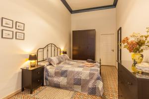 a bedroom with a bed and a vase of flowers at Casa Palma 12 in Vilafranca del Penedès