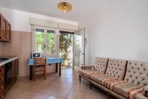 a living room with a couch and a table at Villa Tina a Torre Lapillo in Torre Lapillo