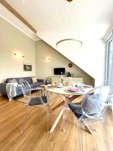 a living room with a table and chairs and a couch at Ferienwohnung Fernblick in Königsberg in Bayern