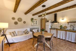 a living room with a couch and a table at Can Planas 1 in Fonolleras