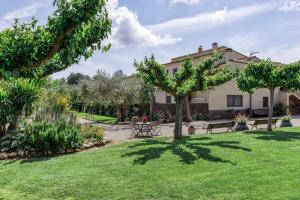 a garden with a house and trees and grass at Can Planas 1 in Fonolleras