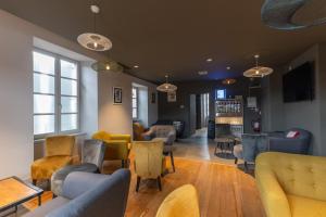 ein Wohnzimmer mit Sofas und Sesseln in der Unterkunft Chatus in Ruoms